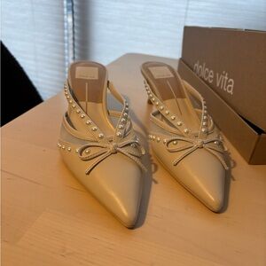 Dolce Vita Kylene Pearl Pointed-Toe Mules (cream/vanilla) bridal shoes 6.5 - NWT